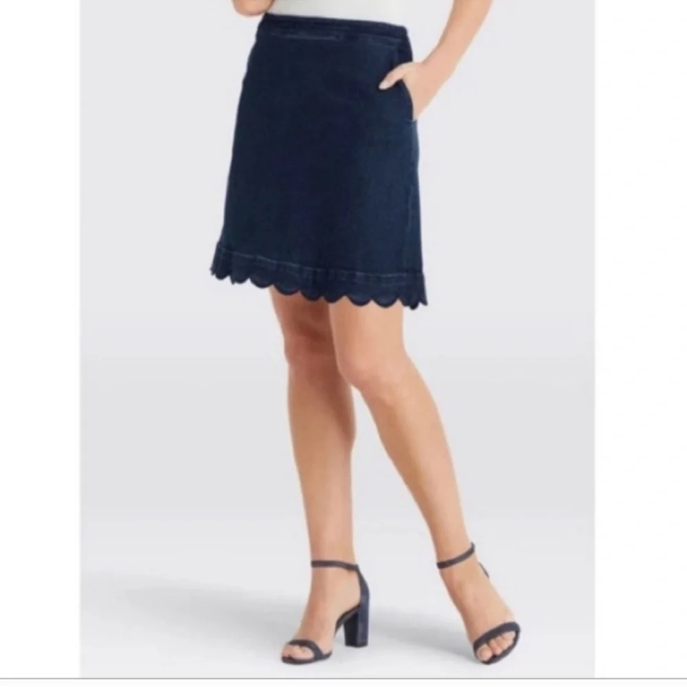 Draper James, Blue Denim Mini Skirt, With Scalloped Hem. Sz 2 Great Condition